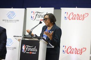 

Cynthia Marshall, CEO of Mavs, to Step Down at Year's End