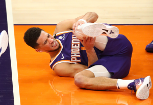 

Phoenix's Devin Booker Leaves Game Against Indiana in Third Quarter